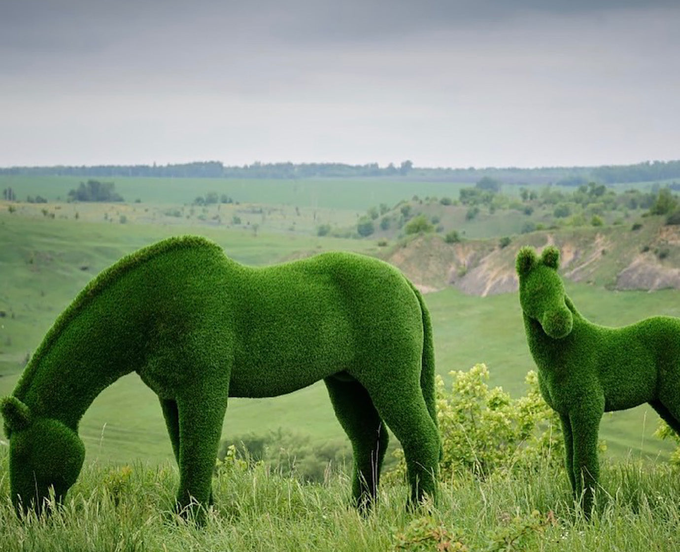 Topiary Grazing big horse artificial grass animals