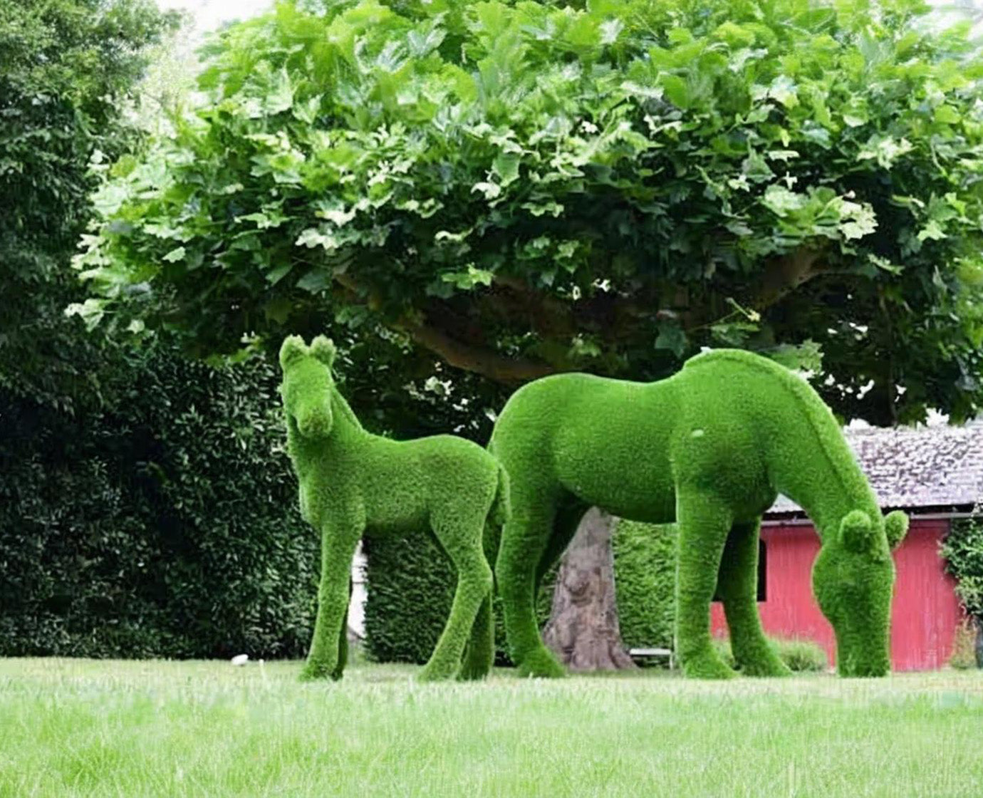Topiary Grazing big horse artificial grass animals